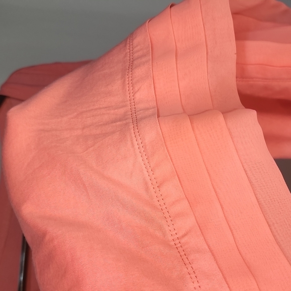 Nice top with pockets - Picture 3 of 5